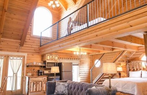 Millersburg Apartment | Luxury Cabin Suite only 1/2 Mile to Berlin Ohio