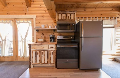 Millersburg Apartment | Luxury Cabin Suite only 1/2 Mile to Berlin Ohio