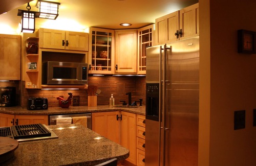 Central Hyde Park Cottage | LUXURY CarriageHouse 2 BR-2 BA Apt,Garage or Off-StreetParking,Levl 2 EV Charger