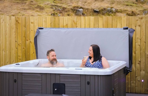Haltwhistle Cottage | Luxury Castle Pod with Hot Tub