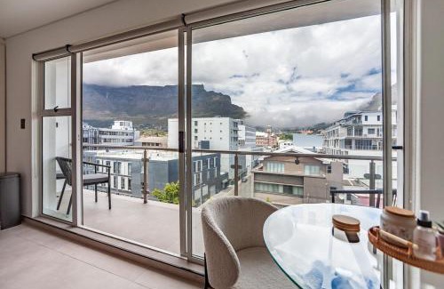 Cape Town City Centre Apartment | Luxury City-Center Apt with Balcony, Aircon & View