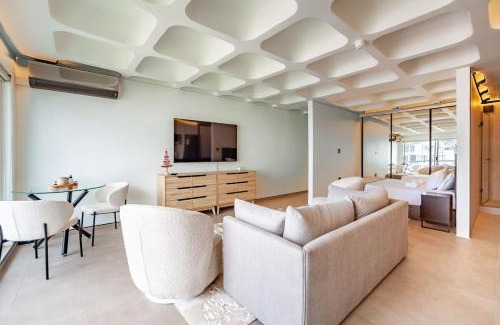 Cape Town City Centre Apartment | Luxury City-Center Apt with Balcony, Aircon & View