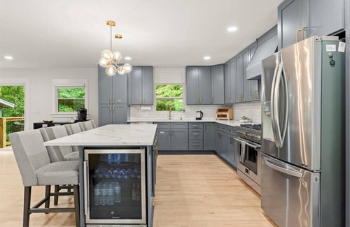 Dunwoody House | Luxury City Retreat: Heated Pool & Game Room in an Urban Nature Escape. Atlanta