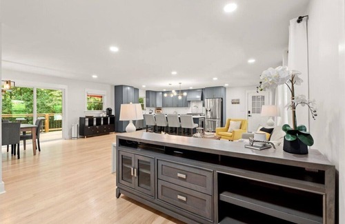 Dunwoody House | Luxury City Retreat: Heated Pool & Game Room in an Urban Nature Escape. Atlanta