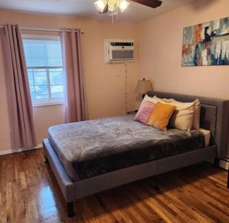 East New York Apartment | Luxury Colorful 3 Bd Unit 1 10 Mins From JFK