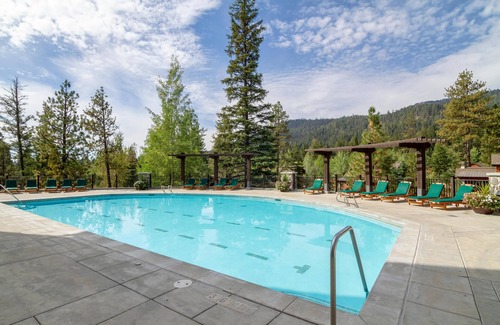Tamarack Resort Condo | Luxury Condo|Fireplace|Balcony|Plaza and Mountain View
