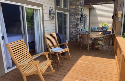 Whittier Condo | Luxury Condo w/Mountain View, Full Kitchen, W&D, Garage and No Steps to get in!