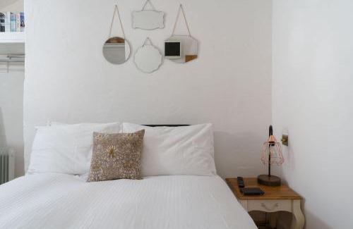 St. Agnes House | Luxury Cornish Cottage & Modern Cabin with Garden, Central St Agnes