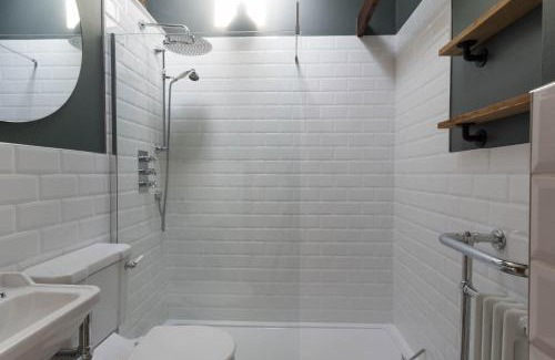 St. Agnes House | Luxury Cornish Cottage & Modern Cabin with Garden, Central St Agnes