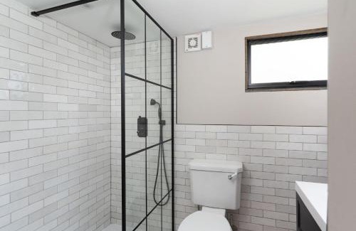 St. Agnes House | Luxury Cornish Cottage & Modern Cabin with Garden, Central St Agnes