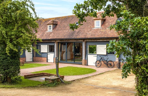 Funtington Cottage | Luxury Cottage near West Wittering with hot tub and outdoor fireplace.