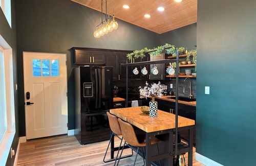 Leasburg Cabin | Luxury Couples Retreat with Hot Tub and Sauna