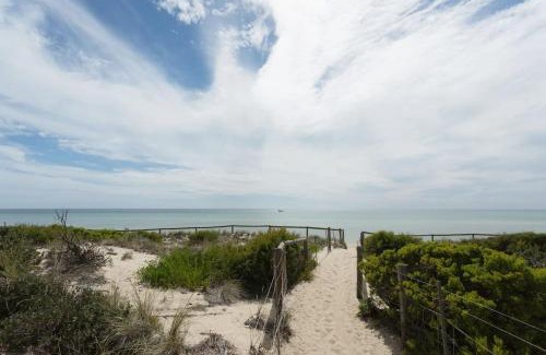 Seaford Apartment | Luxury Cozy 2Bdr Apt WiFi ☆ Netflix ☆Gas Log Fire