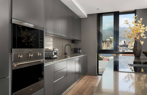 Cape Town City Centre Apartment | Luxury De Waterkant Apartment with Private Hot Tub