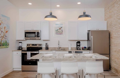 Neenah Apartment | Luxury Downtown 2 Bedroom Flat