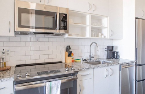 Lower East Side Apartment | Luxury East Side Studio Apt Near Brady St with Balcony
