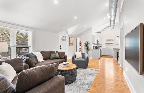 Elon Apartment | Luxury ELON Loft Walk to Elon University Private Deck & Modern