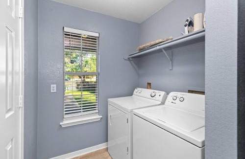 Franklin Park House | Luxury farmhouse - 10 min from DT - sleeps 10