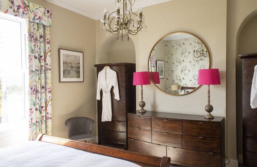 Wressle Other | Luxury Farmhouse:Padel court/Hot tub/pool table/fire pit. Central meet up point.