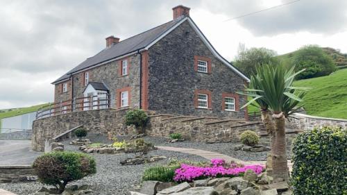 Brecon House | Luxury farmhouse Sleeps 8 hottub Brecon Beacons