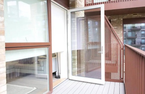 Royal Docks Apartment | Luxury Flat in Royal Wharf