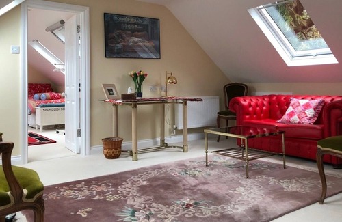 Wraysbury Apartment | Luxury flat with secure parking, rose garden and croquet lawn.