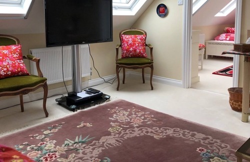 Wraysbury Apartment | Luxury flat with secure parking, rose garden and croquet lawn.