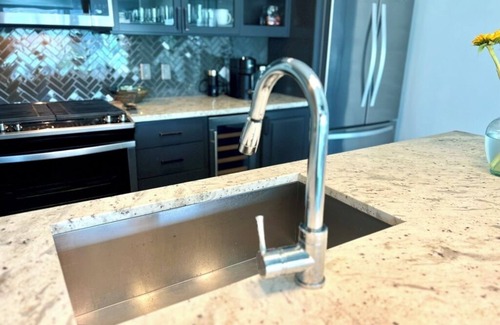 Uptown Apartment | Luxury high-rise living in our 2BR/2.5BA Uptown Dallas Apt WALK to Arena!