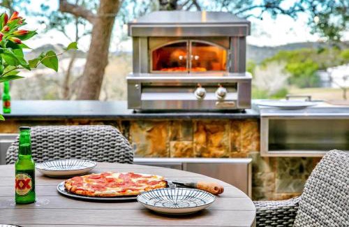 New Braunfels House | Luxury Hill Country Villa with Pool-Hot tub-Views