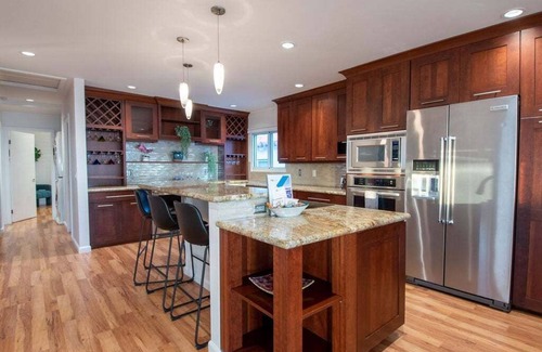 Middletown House | ♥ Luxury Hilltop Retreat in the City - Hot Tub! Central Location! Unforgettable Views! ♥