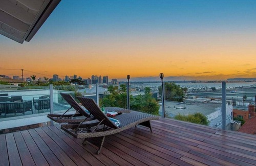 Middletown House | ♥ Luxury Hilltop Retreat in the City - Hot Tub! Central Location! Unforgettable Views! ♥