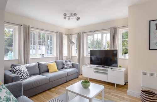 Hitchin Apartment | Luxury Hitchin Apartment, Great Central Location - With Parking
