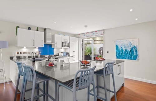 Talland House | Luxury holiday with hot tub and roof terrace. Shared Swimming Pool & Gym