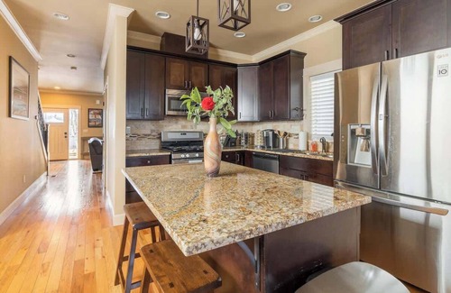 King House | Luxury Home Great Location 4BR Sleeps 12