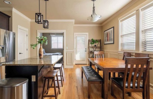 King House | Luxury Home Great Location 4BR Sleeps 12