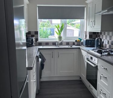 Luton House | Luxury Home in Luton - Near L&D Hospital - FREE Netflix & Wifi- FREE Parking