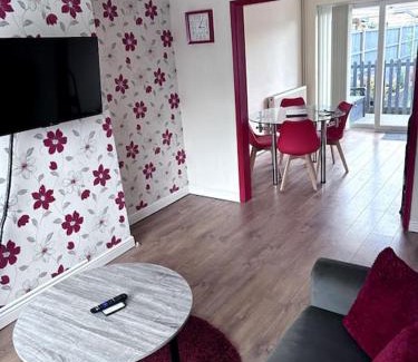 Luton House | Luxury Home in Luton - Near L&D Hospital - FREE Netflix & Wifi- FREE Parking