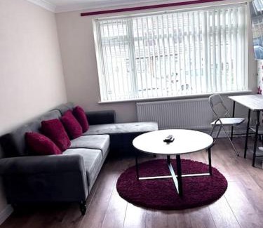 Luton House | Luxury Home in Luton - Near L&D Hospital - FREE Netflix & Wifi- FREE Parking