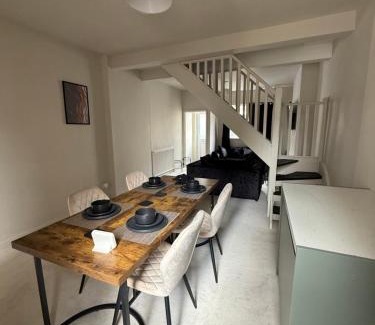 Grimsby Apartment | Luxury home - Long stays welcome