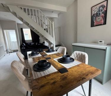 Grimsby Apartment | Luxury home - Long stays welcome