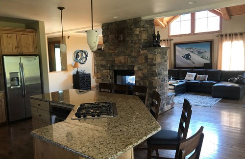 Victor House | Luxury Home on Golf Course 4 bed, 3.5 bath sleeps 11+ large kitchen/family room