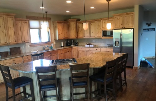 Victor House | Luxury Home on Golf Course 4 bed, 3.5 bath sleeps 11+ large kitchen/family room