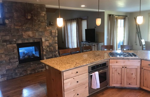 Victor House | Luxury Home on Golf Course 4 bed, 3.5 bath sleeps 11+ large kitchen/family room