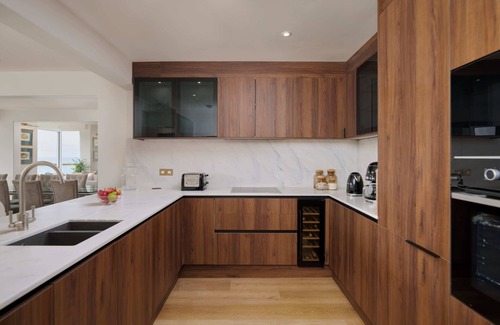 Salcombe House | Luxury home with sea views & Spa passes. Parking & huge balcony