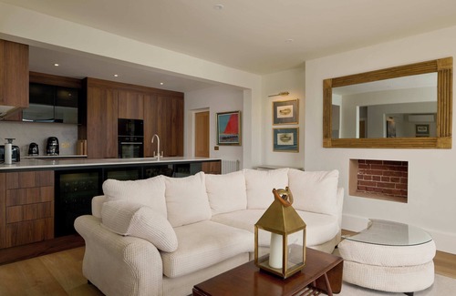 Salcombe House | Luxury home with sea views & Spa passes. Parking & huge balcony