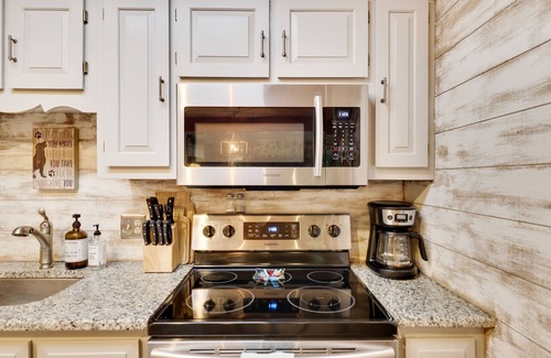 Locust Lake Village Ski Chalet | Luxury Hot Tub, Golf Cart & Fire Pit for Family Memories! Hiking, Skiing & Golf