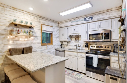 Locust Lake Village Ski Chalet | Luxury Hot Tub, Golf Cart & Fire Pit for Family Memories! Hiking, Skiing & Golf