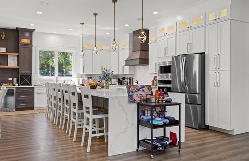 Como House | Luxury House Heated Pool till mid Nov, 2 hot tubs, Sauna, Fire pit, Photo area…