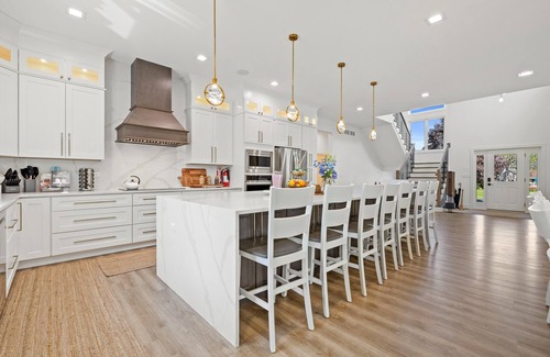 Como House | Luxury House Heated Pool till mid Nov, 2 hot tubs, Sauna, Fire pit, Photo area…