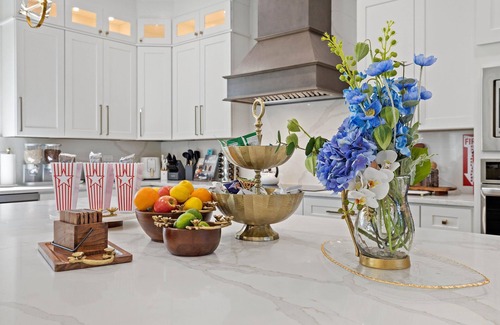 Como House | Luxury House Heated Pool till mid Nov, 2 hot tubs, Sauna, Fire pit, Photo area…